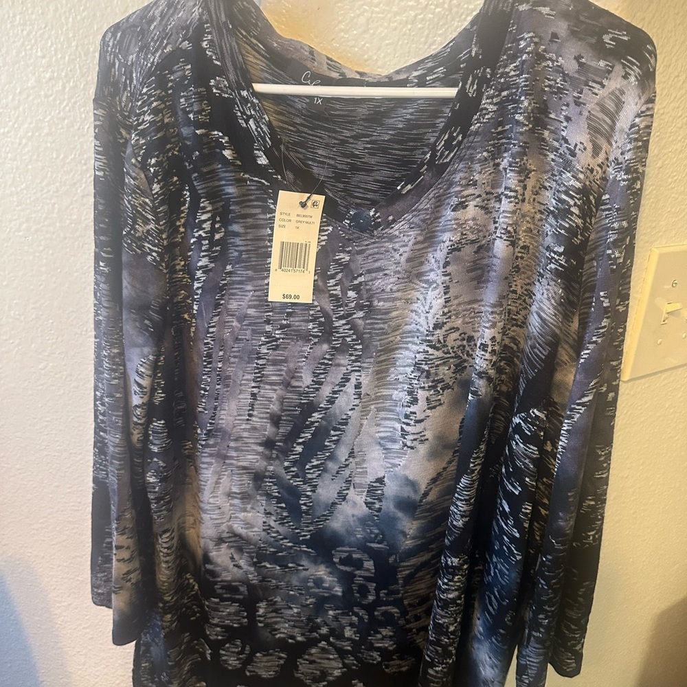 Gray and Black 3/4 Sleeve Blouse with Artistic Design